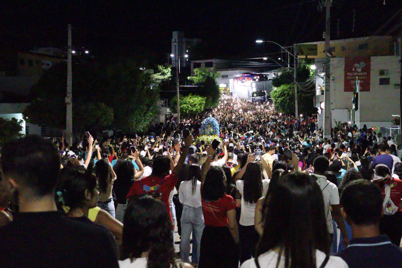 Jovens tomam conta das ruas de Serra Talhada e fazem romaria de fé 1 Fotos: Licca Lima/Farol de Notícias