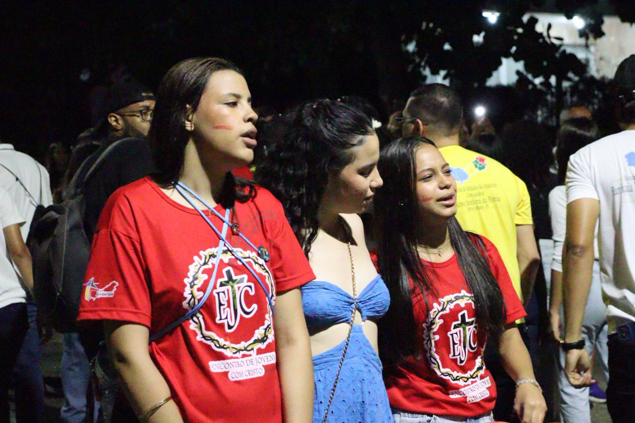 Jovens tomam conta das ruas de Serra Talhada e fazem romaria de fé