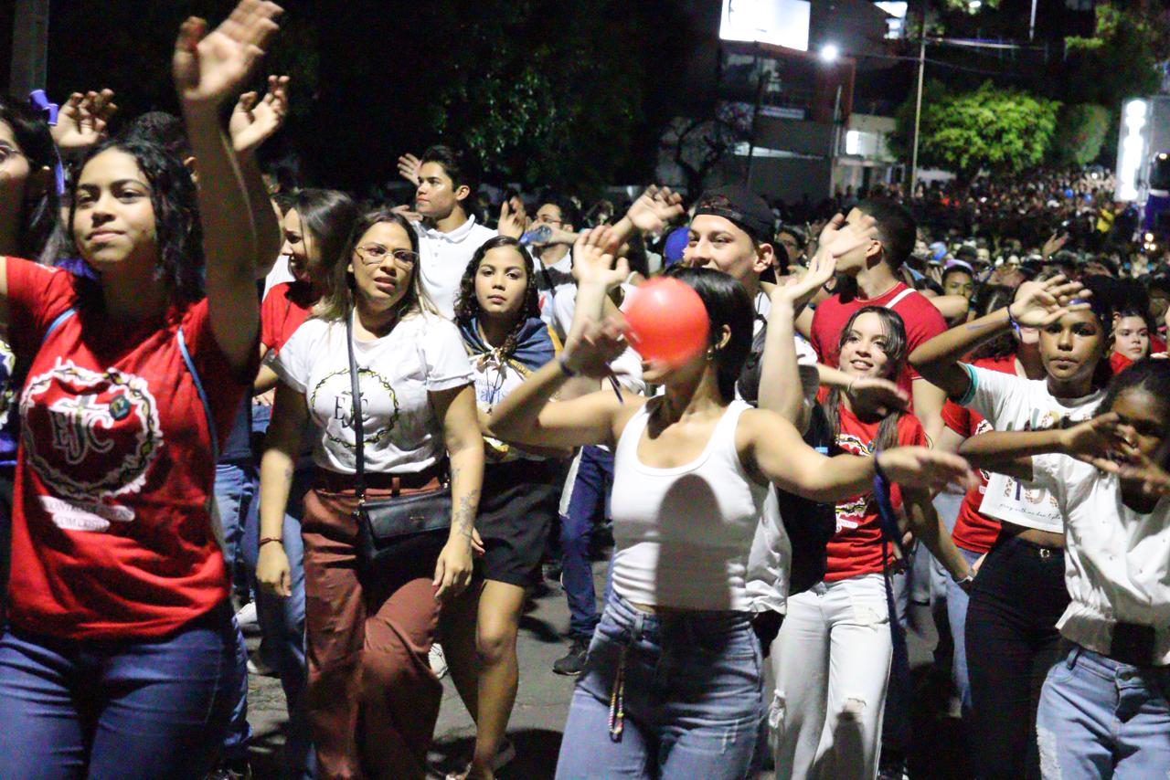 Jovens tomam conta das ruas de Serra Talhada e fazem romaria de fé