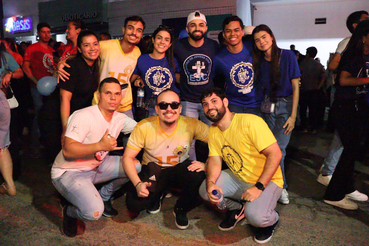 Jovens tomam conta das ruas de Serra Talhada e fazem romaria de fé