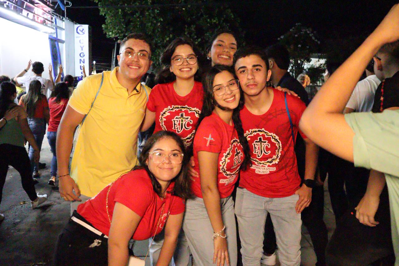 Jovens tomam conta das ruas de Serra Talhada e fazem romaria de fé