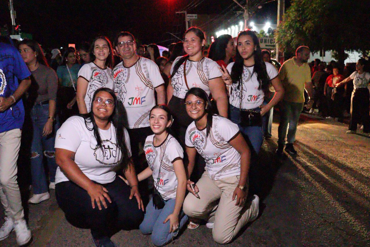 Jovens tomam conta das ruas de Serra Talhada e fazem romaria de fé