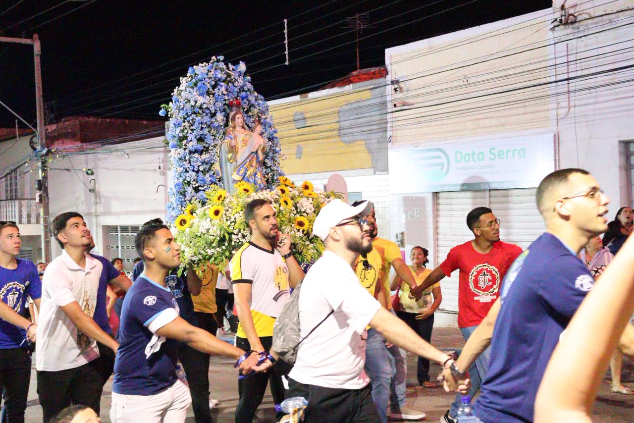 Jovens tomam conta das ruas de Serra Talhada e fazem romaria de fé