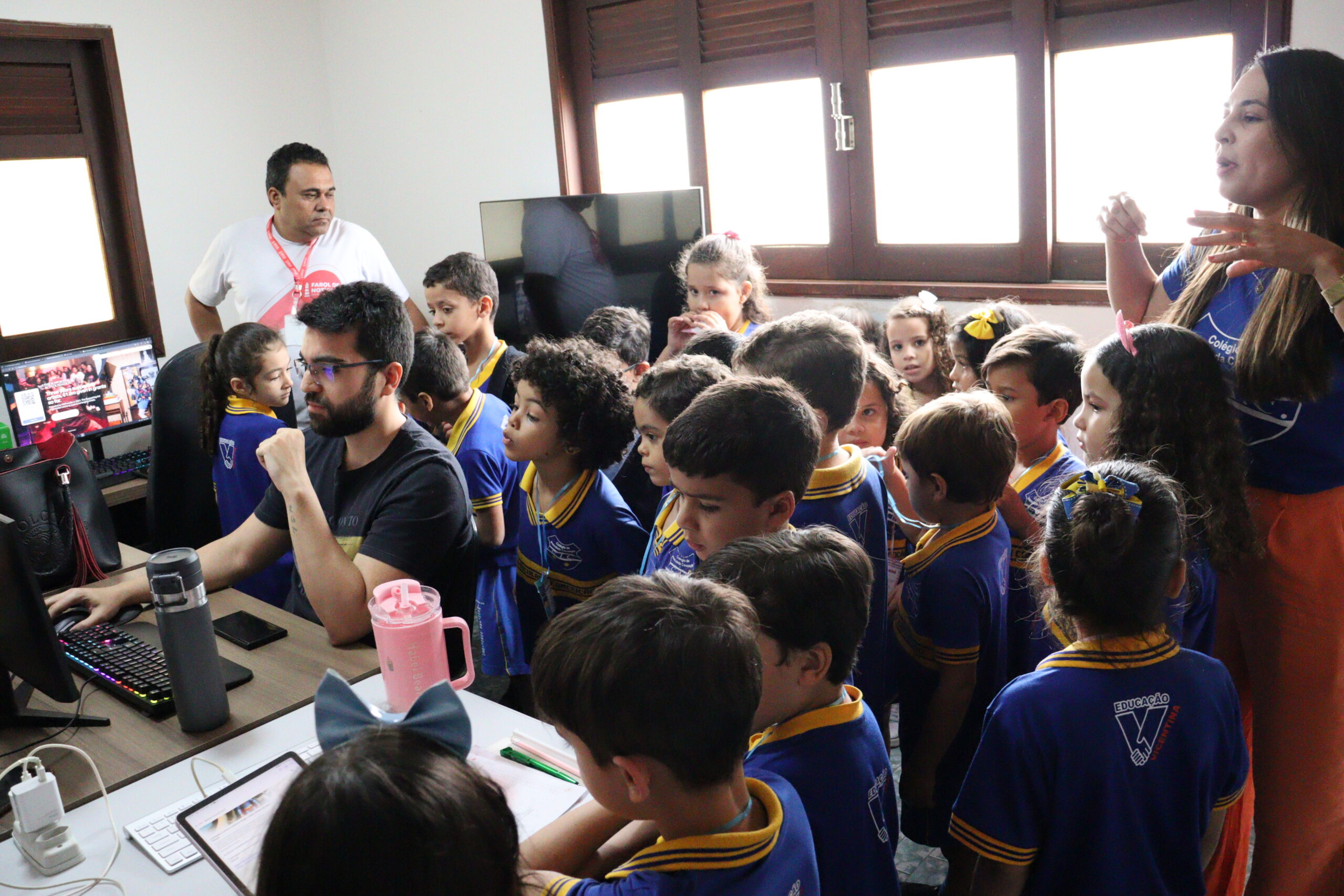 Alunos da Imaculada Conceição visitam redação do Farol nesta 3ª