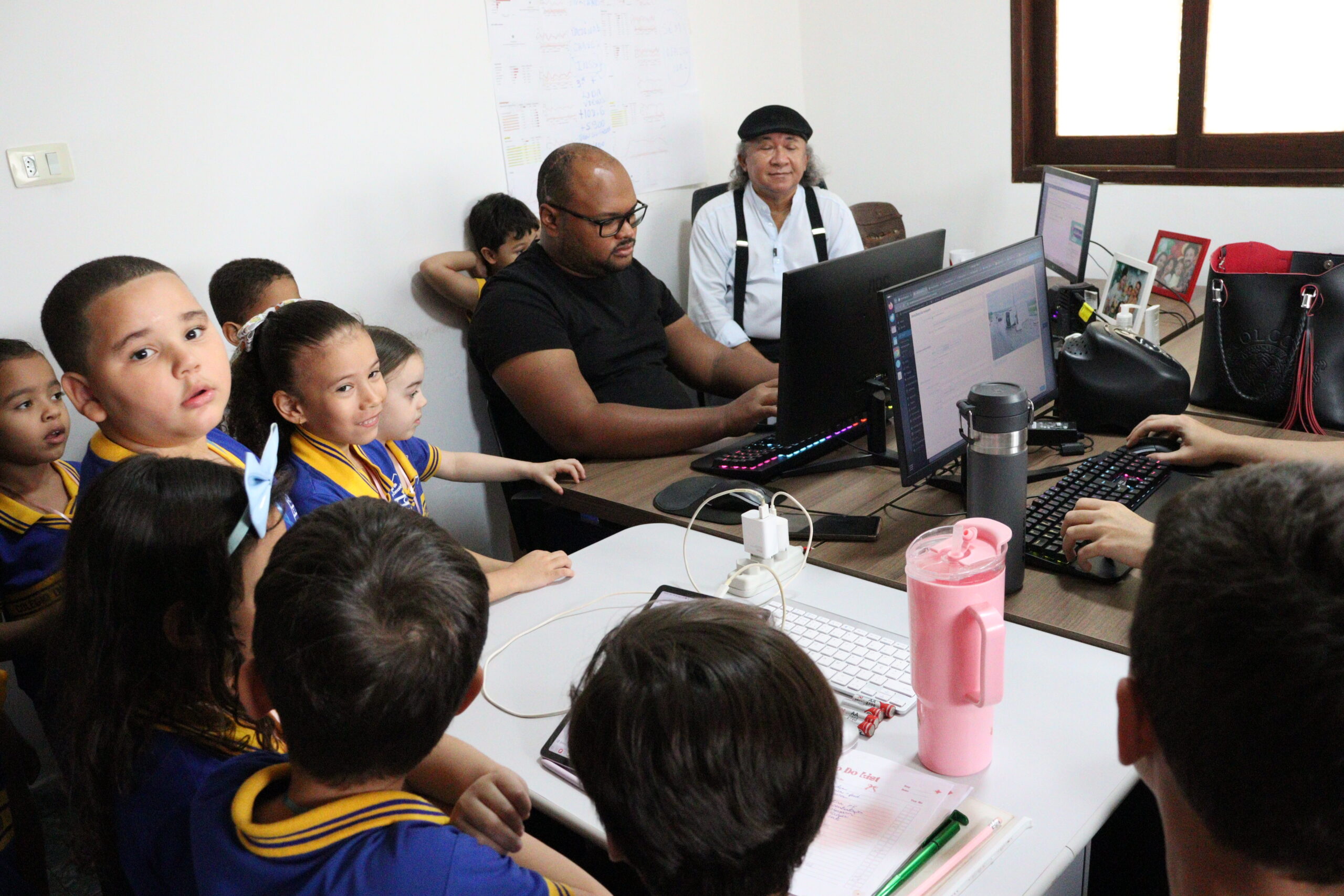 Alunos da Imaculada Conceição visitam redação do Farol nesta 3ª