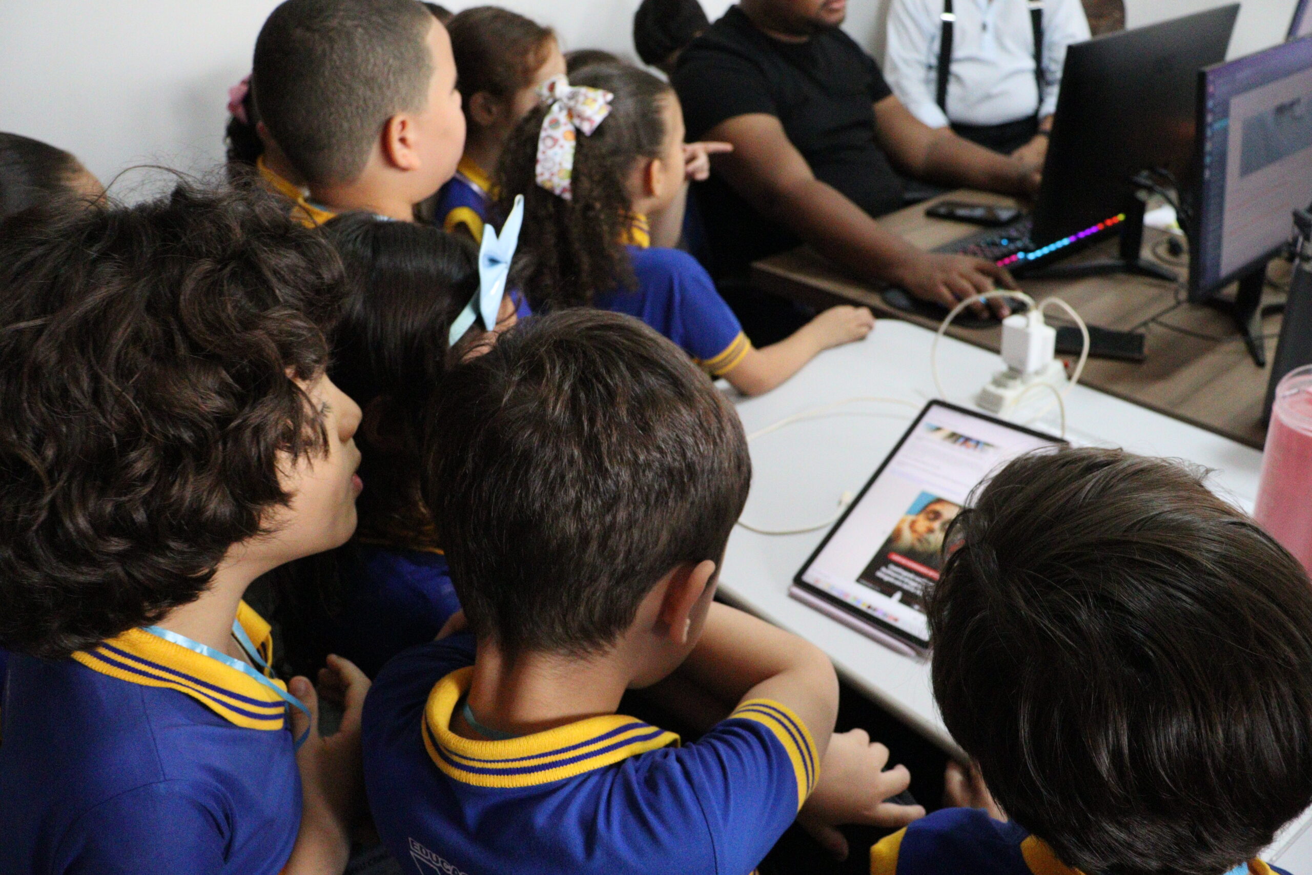 Alunos da Imaculada Conceição visitam redação do Farol nesta 3ª