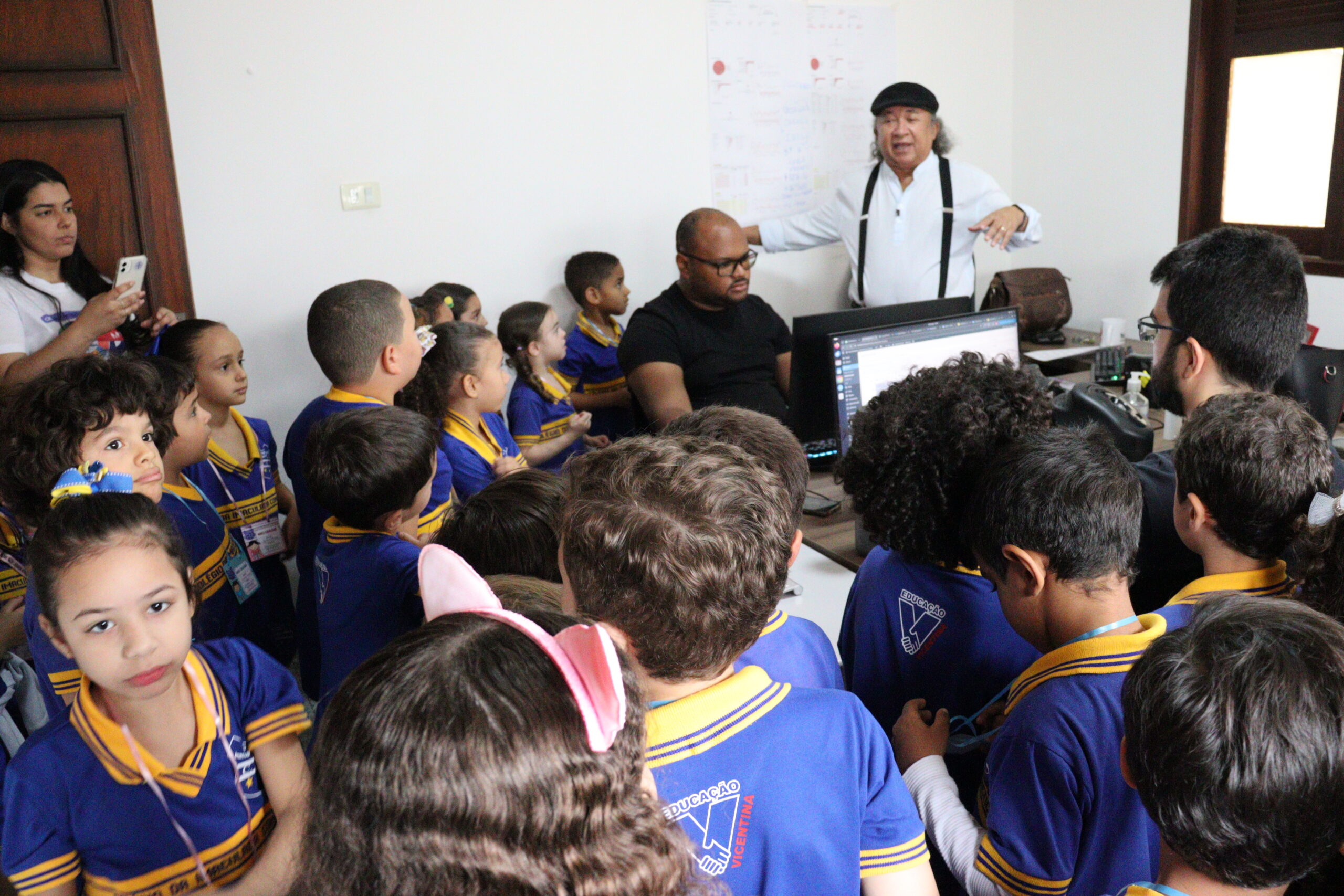 Alunos da Imaculada Conceição visitam redação do Farol nesta 3ª