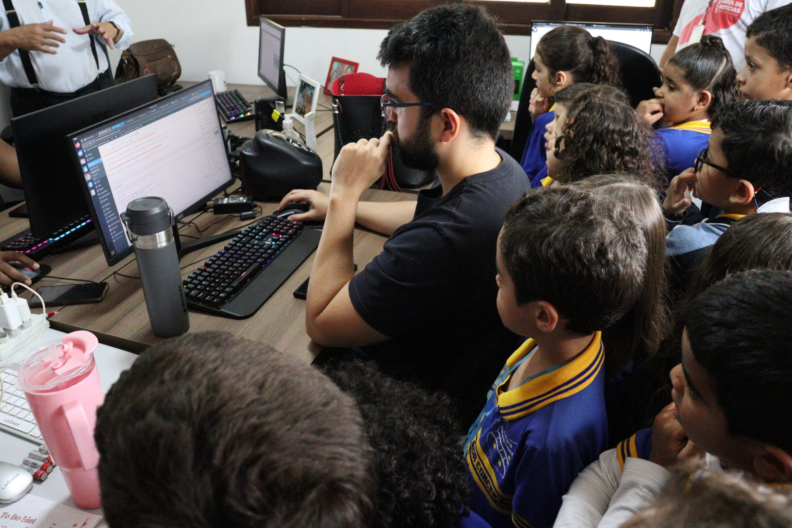 Alunos da Imaculada Conceição visitam redação do Farol nesta 3ª