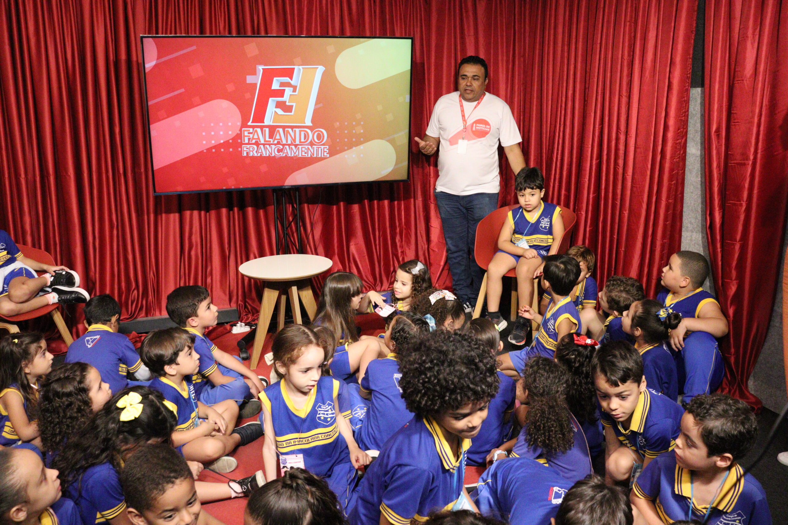 Alunos da Imaculada Conceição visitam redação do Farol nesta 3ª