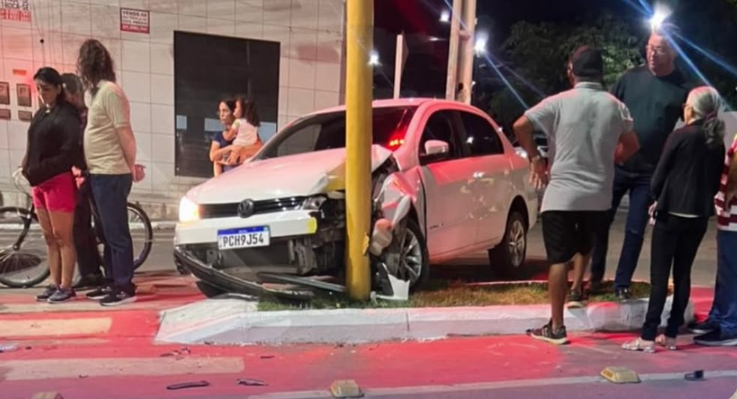 Acidente na Av. Afonso Magalhães deixa 2 feridos e semáforo danificado 1 Acidente na Av. Afonso Magalhães deixa 2 feridos e semáforo danificado