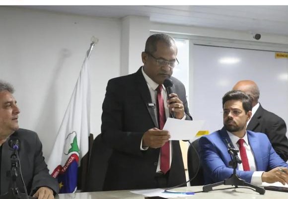 Posse de Nailson tem momento de aplausos à ex-vereadora Juliana