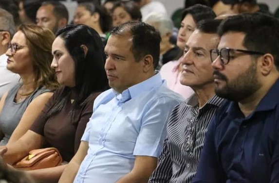 Posse de Nailson tem momento de aplausos à ex-vereadora Juliana