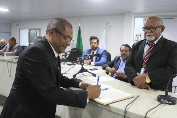 Posse de Nailson tem momento de aplausos à ex-vereadora Juliana