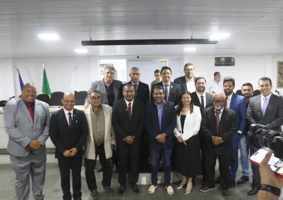 Posse de Nailson tem momento de aplausos à ex-vereadora Juliana