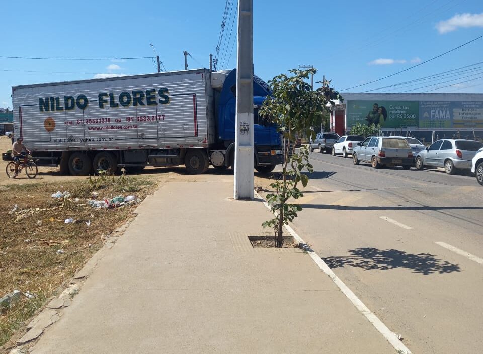 moradora denuncia passagem de caminhões