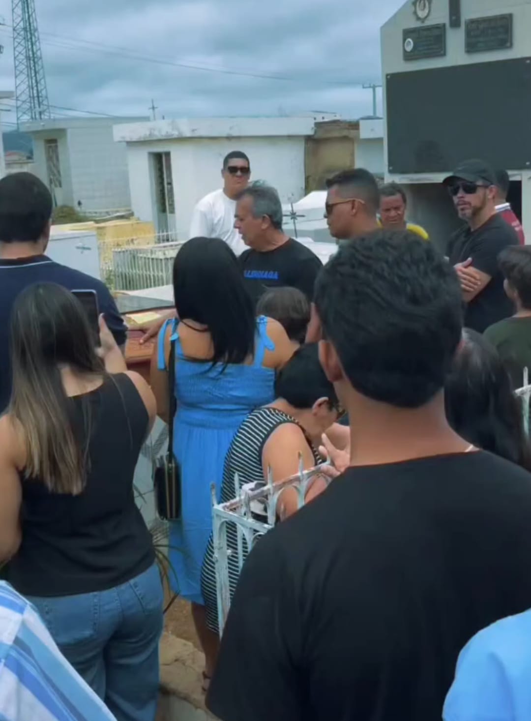 Vídeo: Filho faz homenagem ao pai durante sepultamento em ST