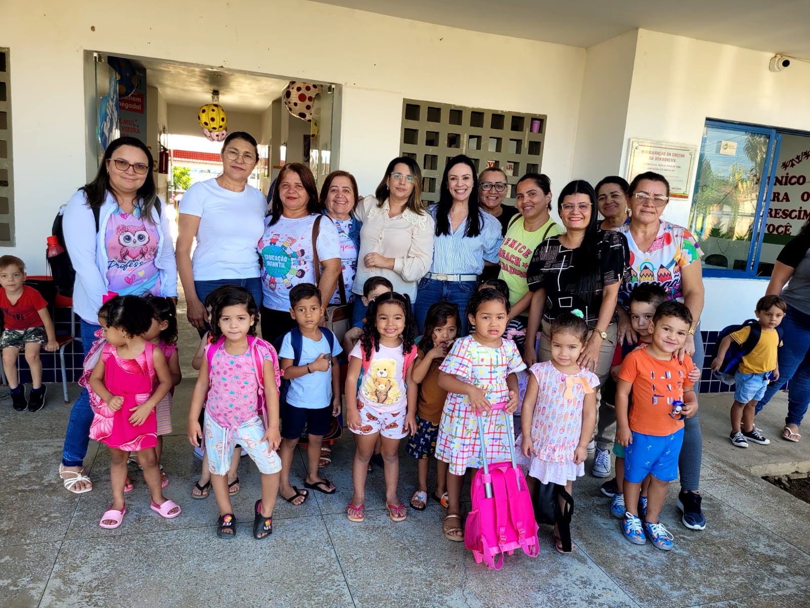 Márcia faz visita-surpresa em creche de Serra Talhada e gestora comemora