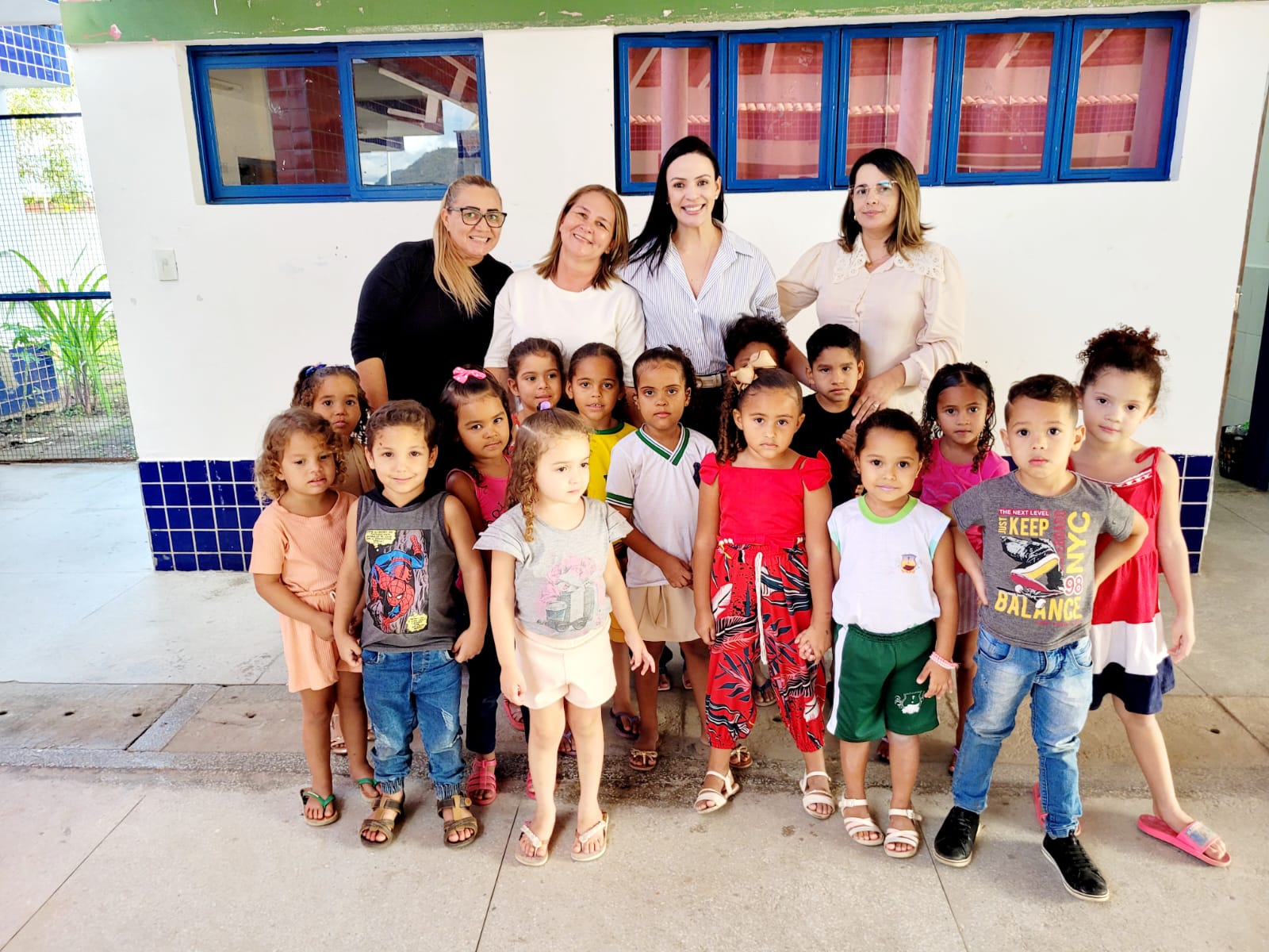 Márcia faz visita-surpresa em creche de Serra Talhada e gestora comemora