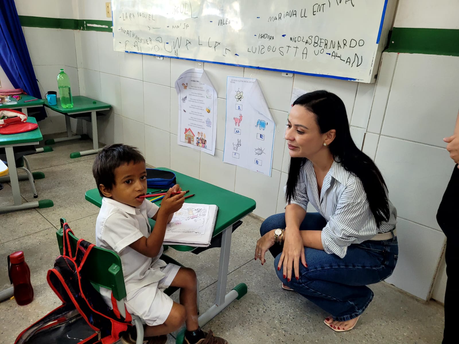 Márcia faz visita-surpresa em creche de Serra Talhada e gestora comemora