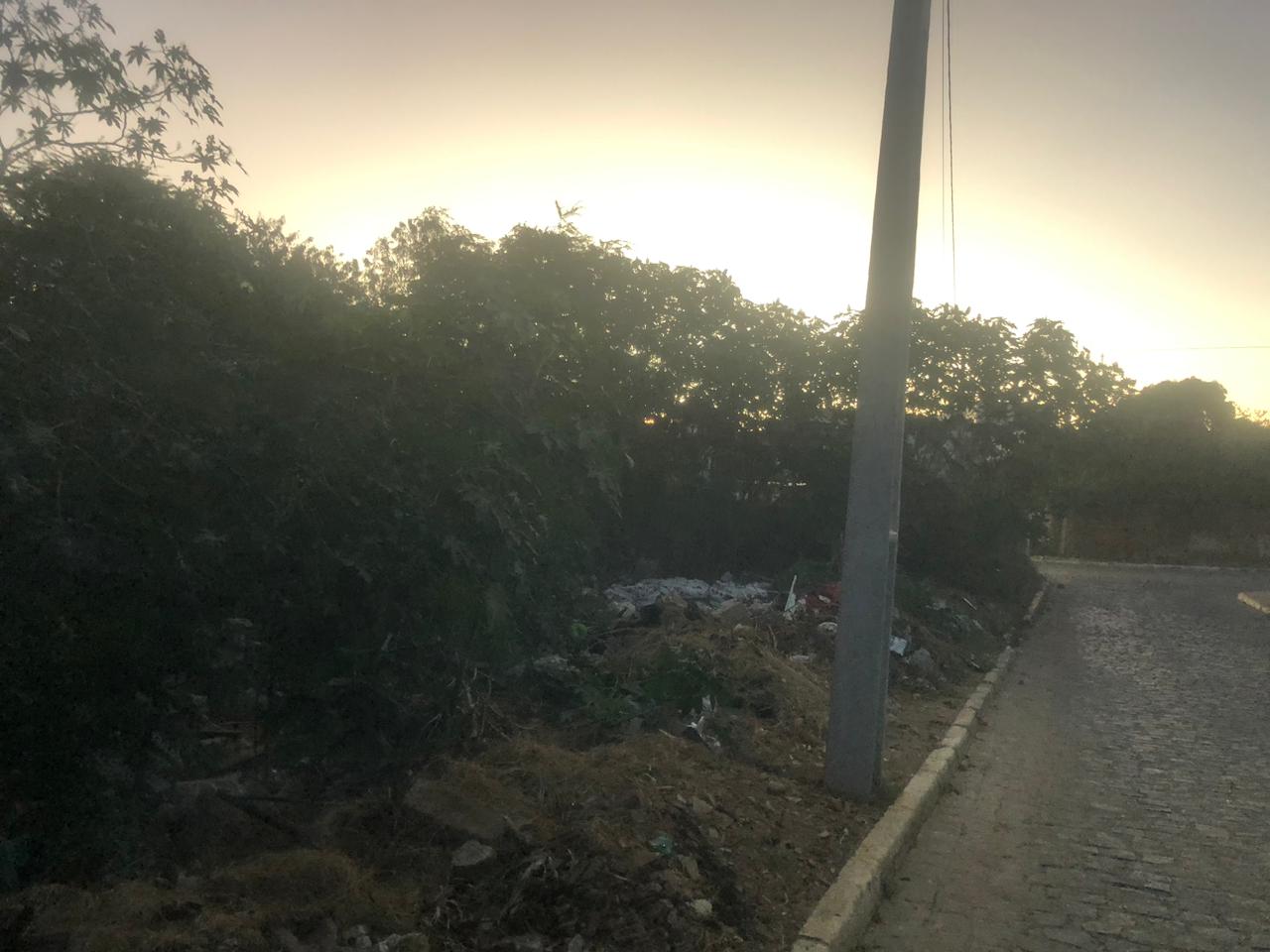 Terreno no bairro AABB vira lixão e 'motel a céu aberto', diz moradora