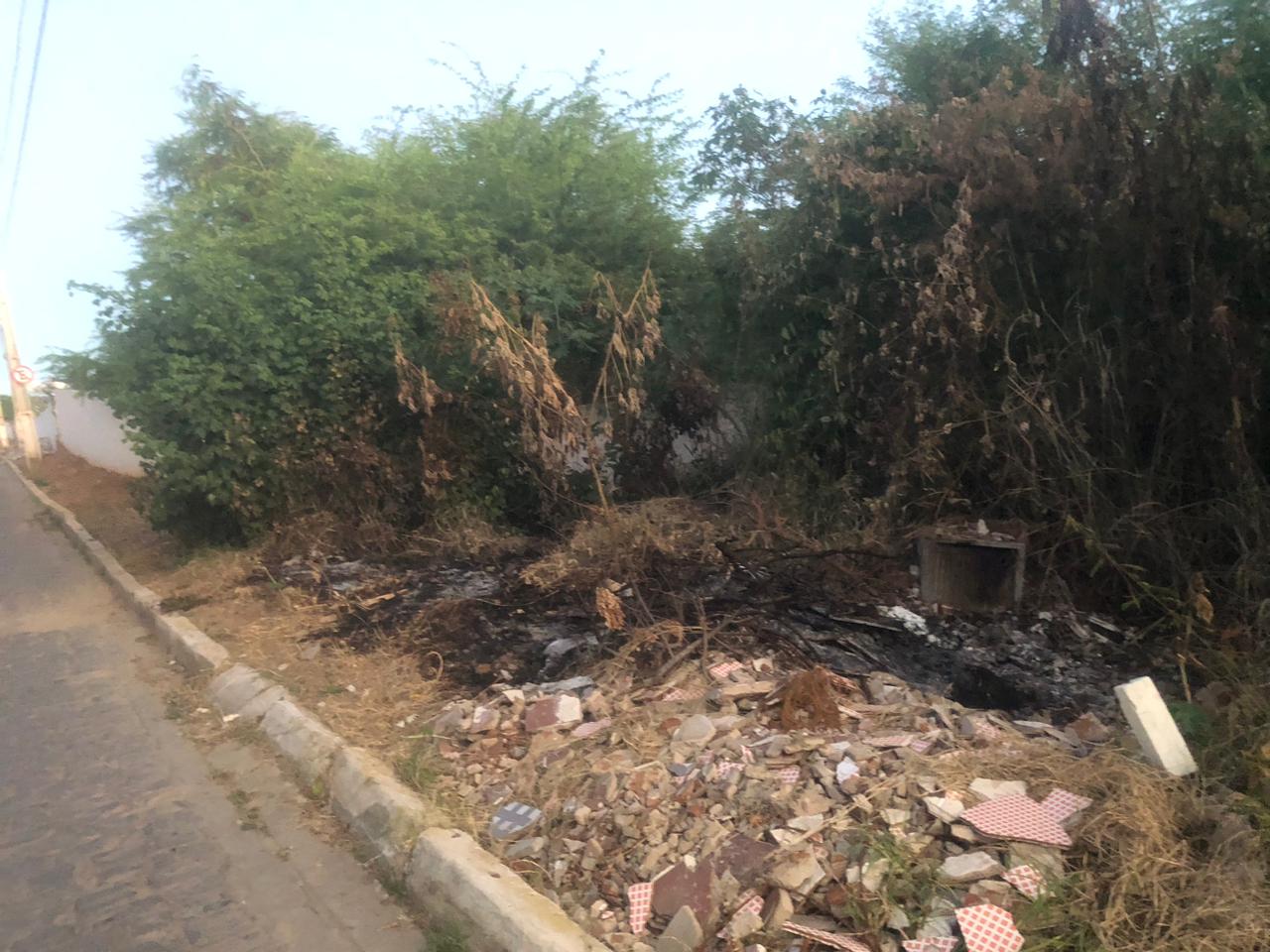 Terreno no bairro AABB vira lixão e 'motel a céu aberto', diz moradora 1 Terreno no bairro AABB vira lixão e 'motel a céu aberto', diz moradora