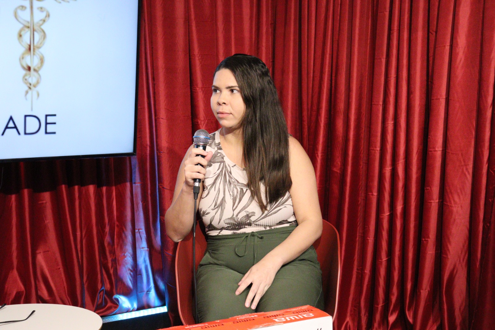 Moradora do Vila Bela ganha TV de 43 polegadas em sorteio do Farol