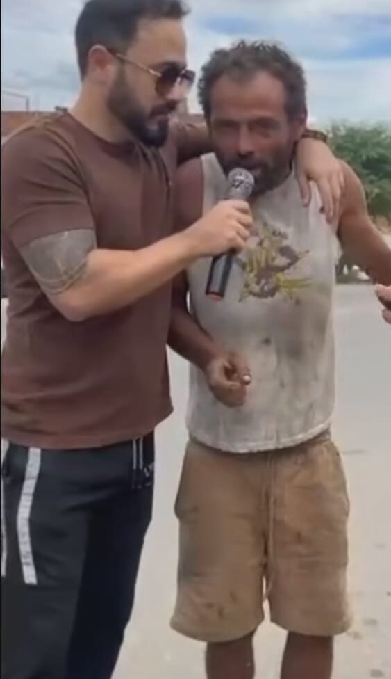 Morador de rua surpreende com talento e é lançado cantor em ST