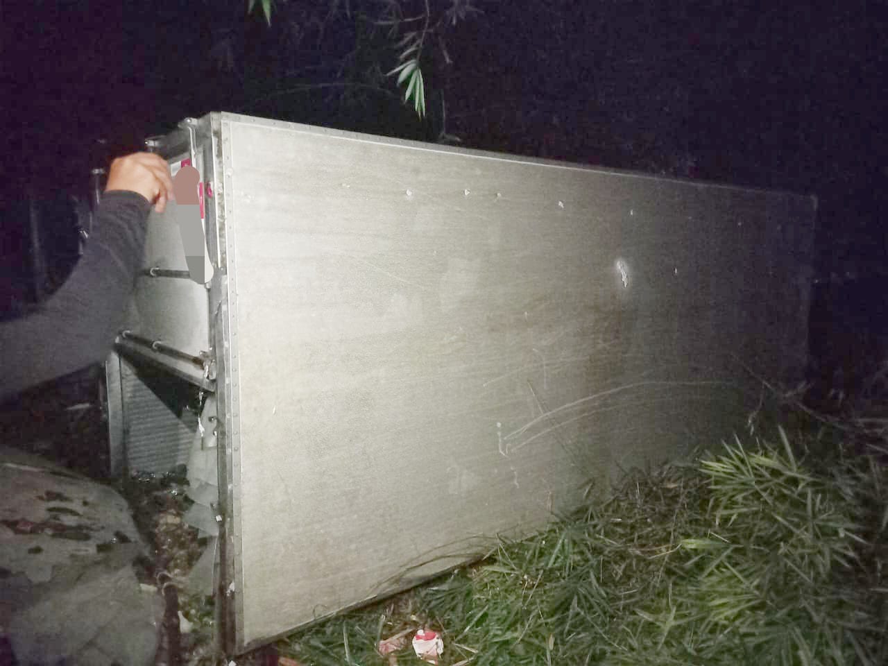 Caminhão perde o controle e cai em ribanceira na BR-101