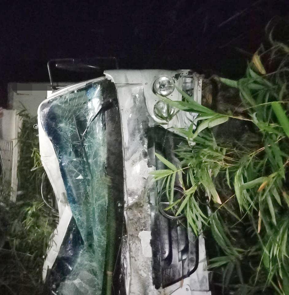 Caminhão perde o controle e cai em ribanceira na BR-101 - Fotos: Divulgação/PRF