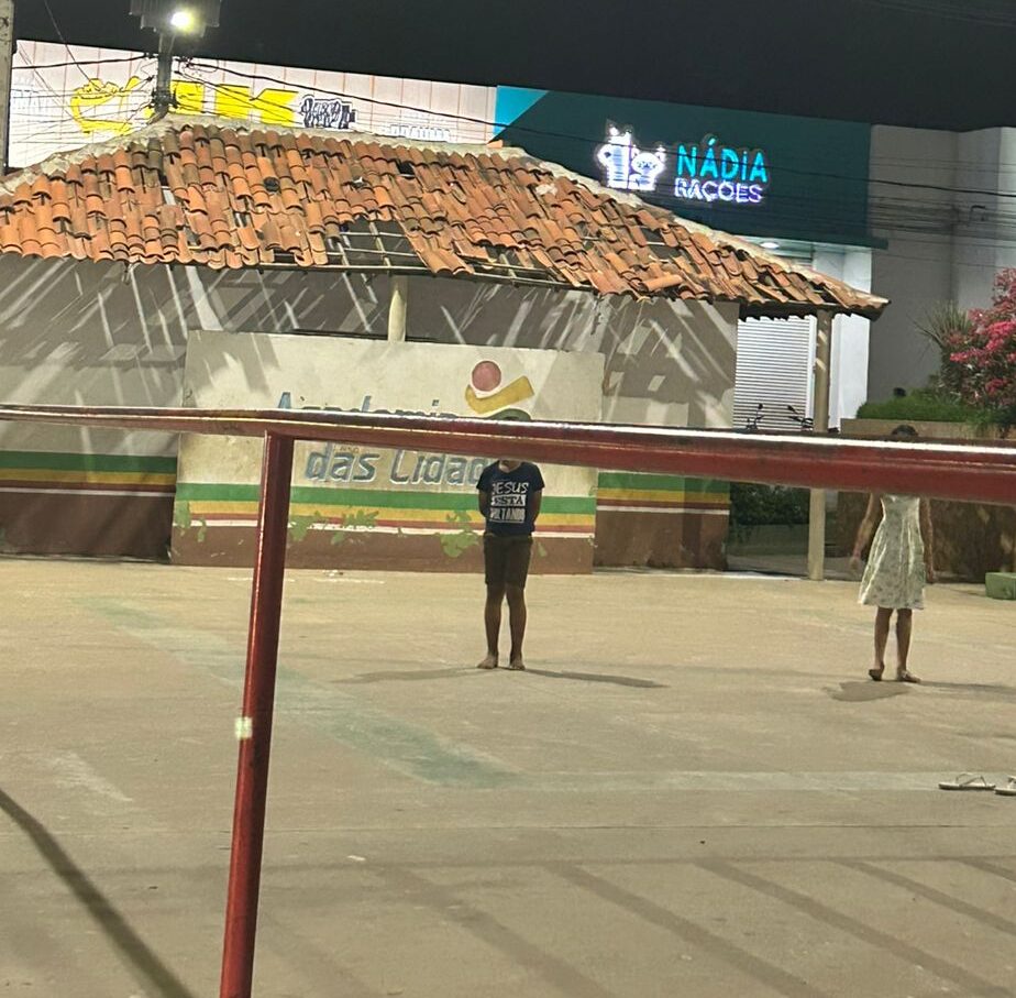 Mãe denuncia risco de acidente em praça de Serra Talhada e alerta a prefeitura