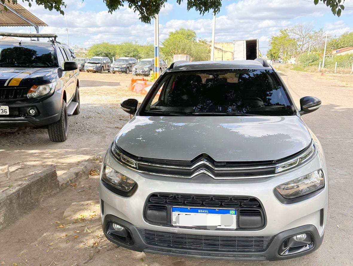 Carro roubado é recuperado pela PRF após 25 Km de fuga 1 Carro roubado é recuperado pela PRF após 25 Km de fuga - Fotos: Divulgação/PRF