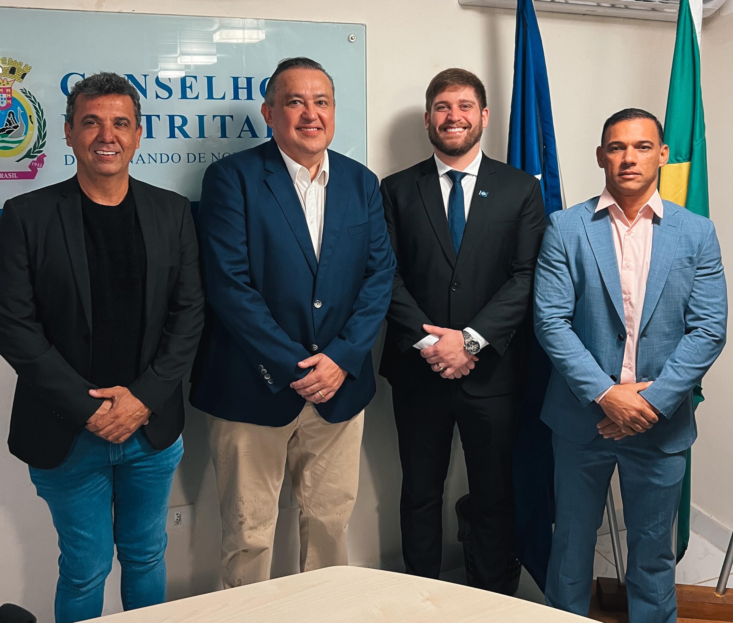 Sebastião Oliveira prestigia a posse de Virgílio Oliveira 1 Sebastião Oliveira prestigia a posse de Virgílio Oliveira - Foto: Divulgação