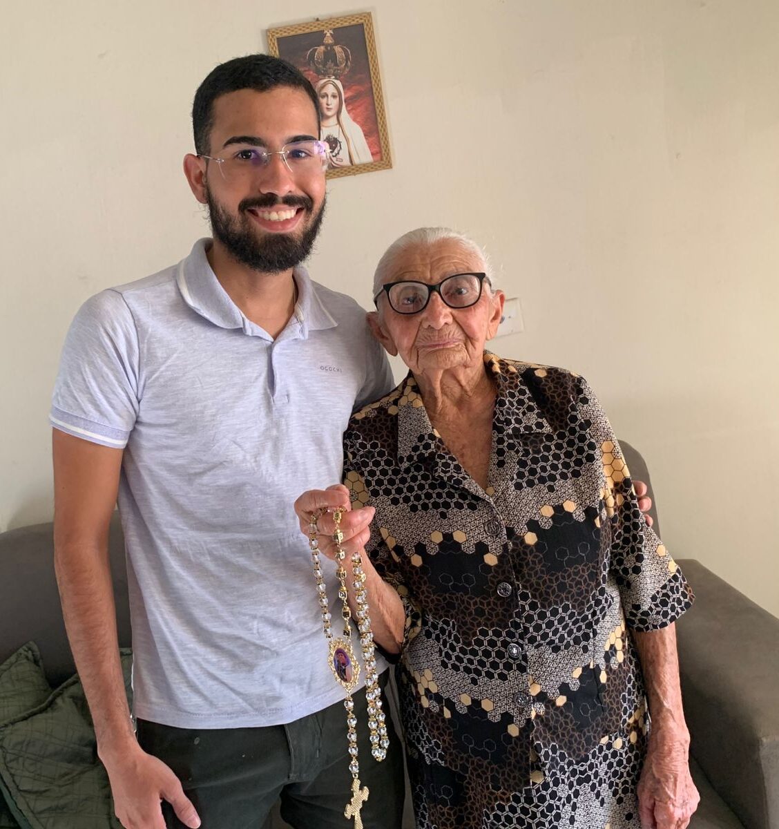 Costureira de 93 anos guarda memórias felizes da Festa da Penha