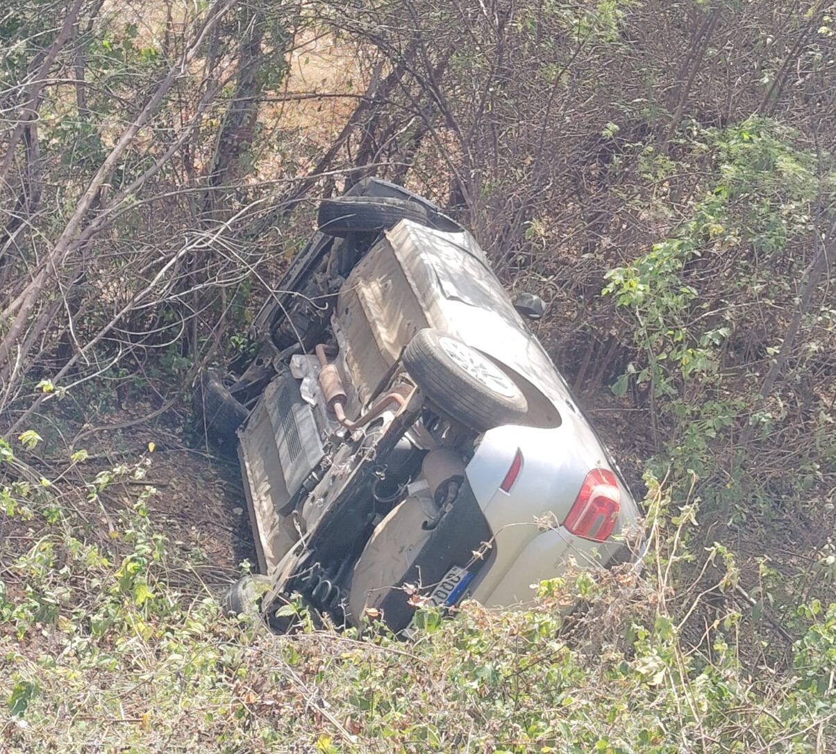 Buraco na PE-418 acabou provocando acidente em Serra Talhada, diz leitor 1 Foto: Reprodução