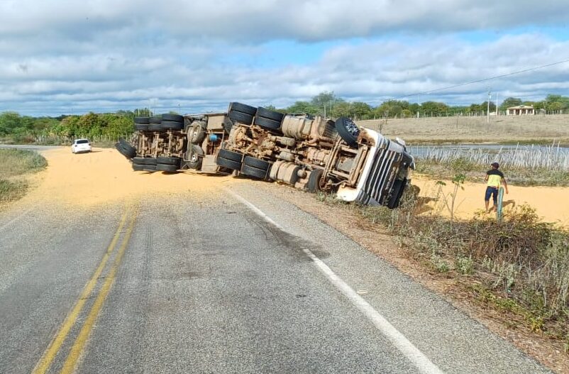 Mais uma carreta tomba e carga é saqueada na PE-390, em Serra Talhada 1 Foto: Reprodução