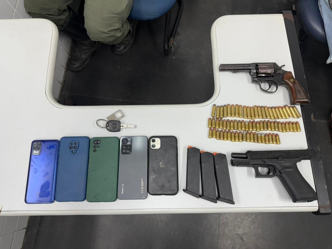 PM prende 5 pessoas com armas e munições em veículo