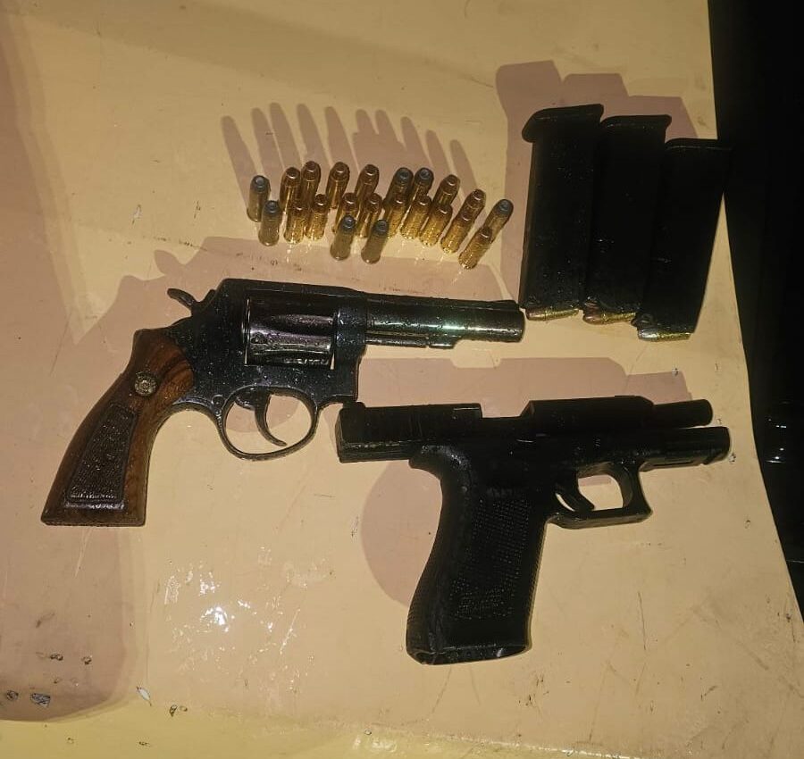 PM prende 5 pessoas com armas e munições em veículo - Fotos: PMPE