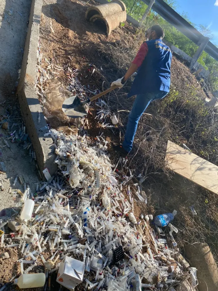 Materiais infectantes são jogados às margens de rodovia em Floresta 1 Materiais infectantes são jogados às margens de rodovia em Floresta