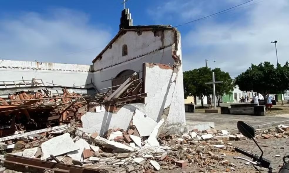 Capela desaba na Bahia e apenas parede com imagem de Cristo resiste 1 Capela desaba na Bahia e apenas parede com imagem de Cristo resiste - Foto: Reprodução