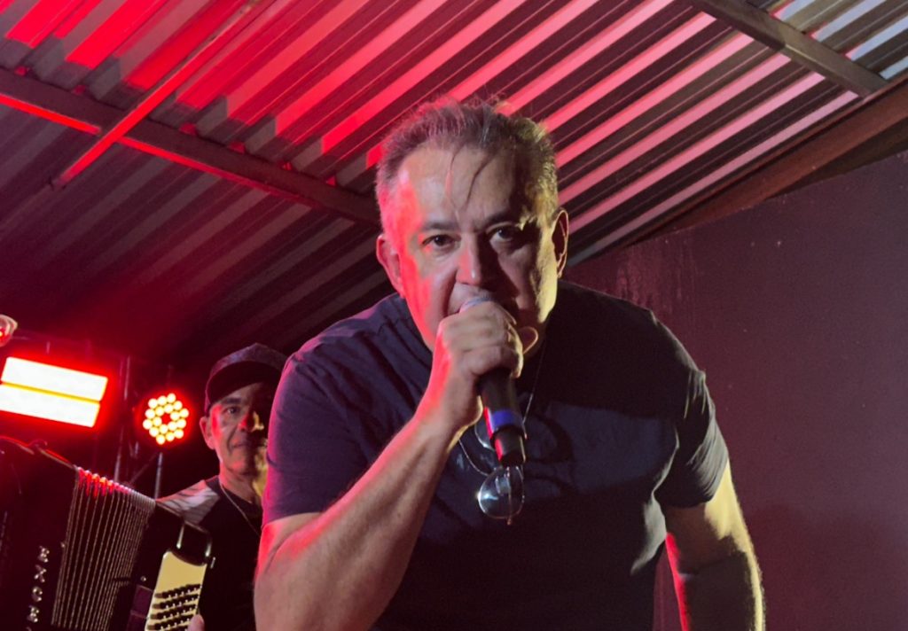 Sebastião esbanja carisma durante evento e mostra força para 2026