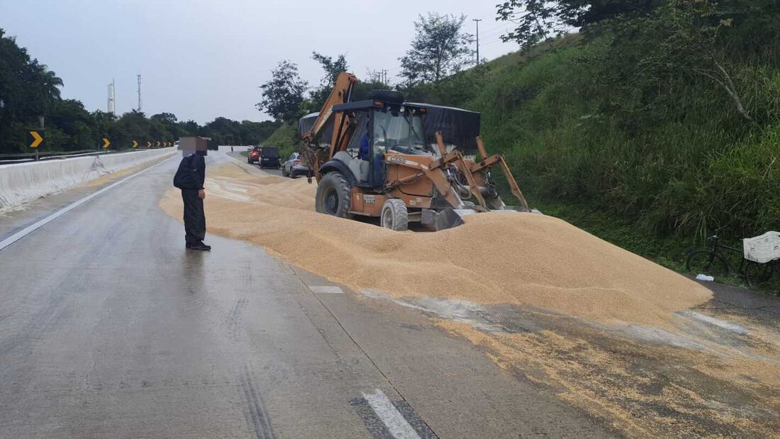 Caminhão colide em mureta e interdita trecho da BR-101 1 Caminhão colide com mureta e interdita trecho da BR-101 - Foto: PRF-PE/Divulgação