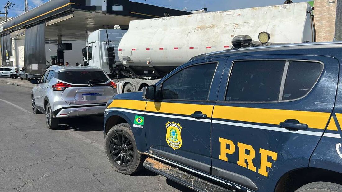 Motorista sem CNH foge da PRF em carro roubado 1 Foto: PRF-PE/Divulgação