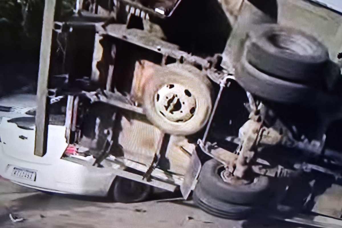 Caminhão tomba sobre carro e deixa 3 feridos 1 Caminhão tomba sobre carro e deixa três pessoas feridas - Foto: Reprodução/redes sociais