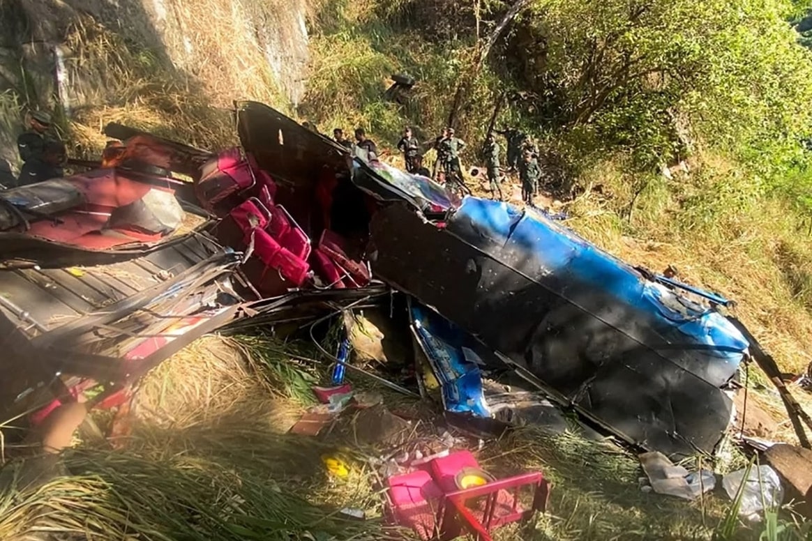 Quinze pessoas morrem após ônibus despencar de penhasco no Sri Lanka 1 Quinze pessoas morrem após ônibus despencar de penhasco no Sri Lanka - Foto: Reprodução/Redes sociais