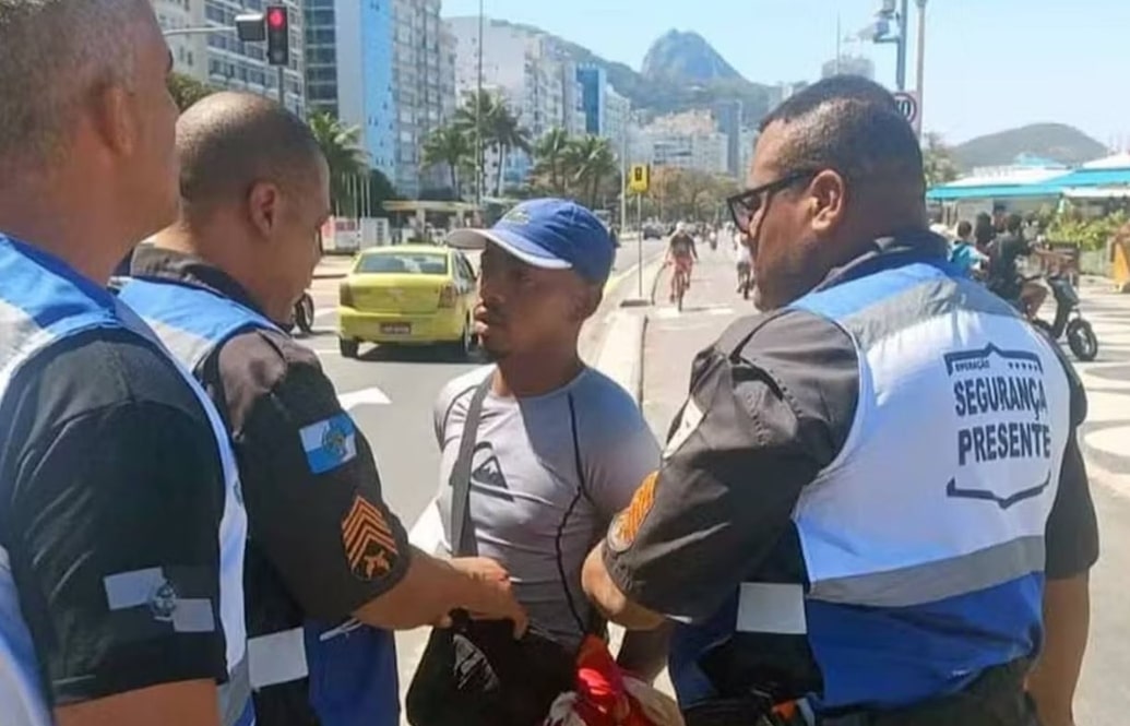 Ambulante é preso após cobrar R$ 400 em porção de camarão de turistas no RJ 1 Ambulante é preso após cobrar R$ 400 em porção de camarão de turistas no RJ - Foto: Divulgação/Segurança Presente