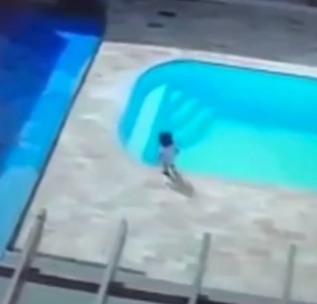 Vídeo: Mãe fala de susto após filha de 1 ano cair na piscina e faz alerta a outros pais 1 Mãe fala de susto após filha de 1 ano cair na piscina e faz alerta a outros pais - Foto: Reprodução/Redes Sociais