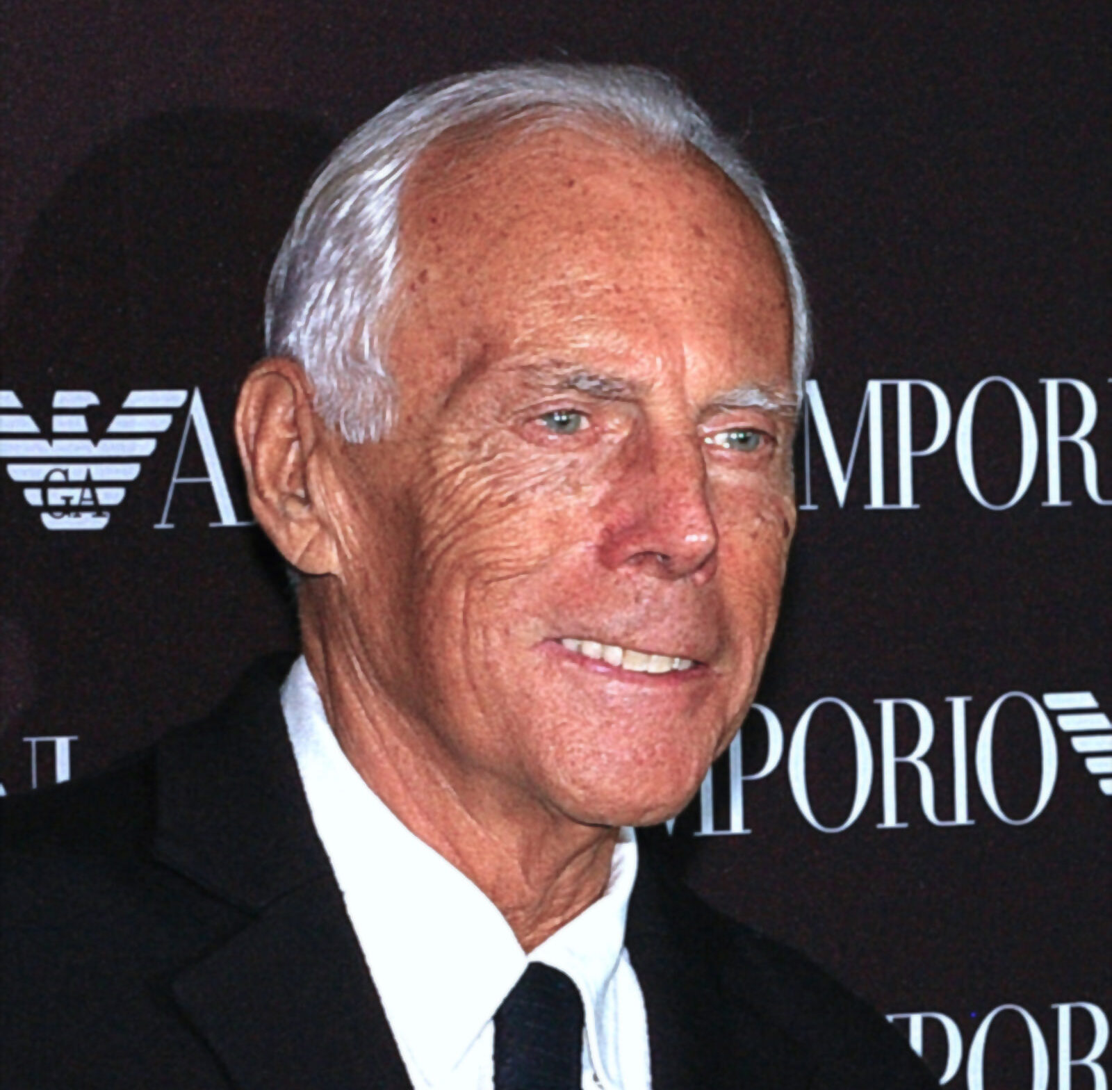 Morre o estilista italiano Giorgio Armani, ícone da moda, aos 91 anos - Foto: Jan Schroeder/Wikimedia Commons