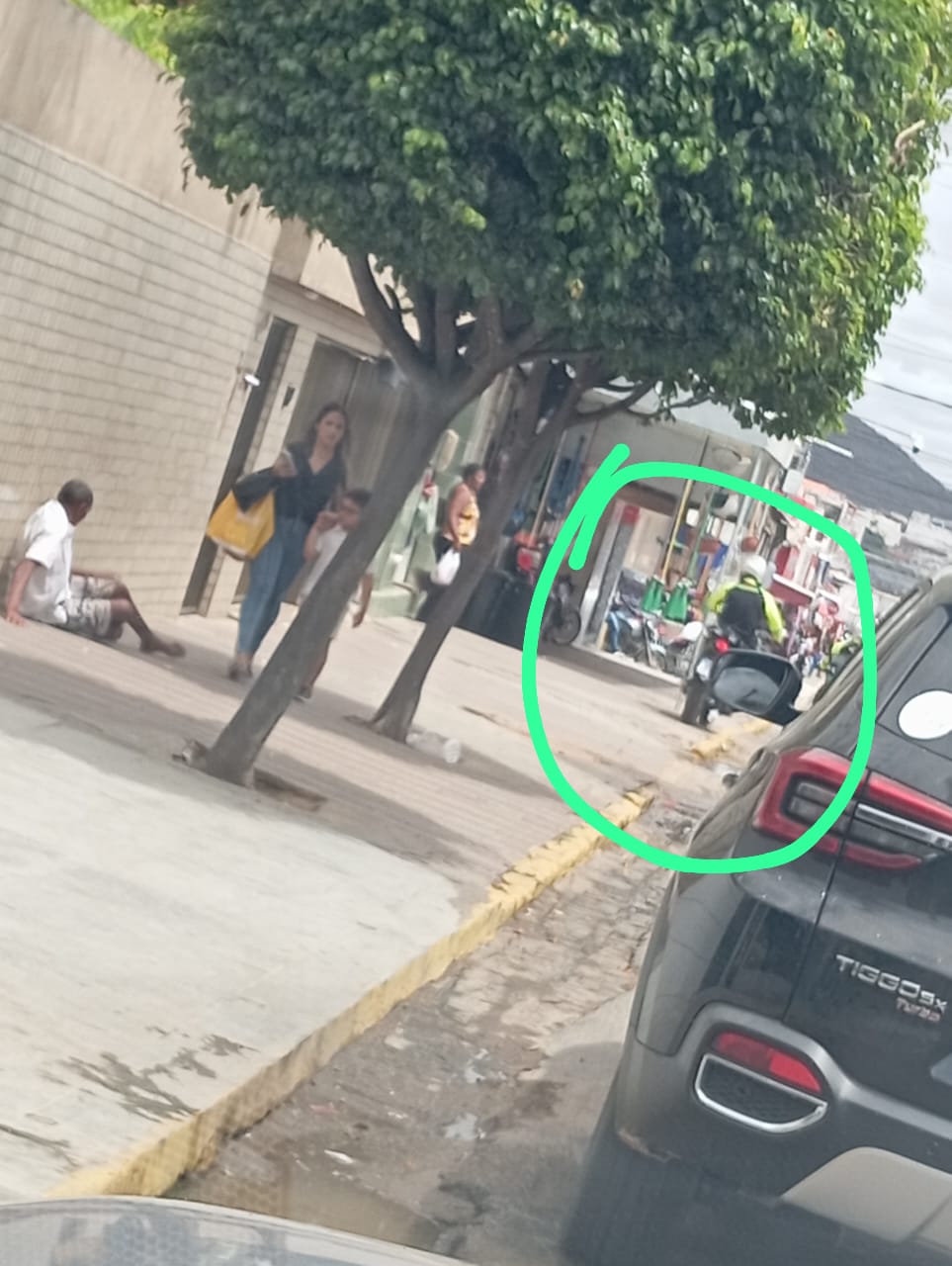 Agente da STTrans é flagrado pilotando na calçada no Centro de ST
