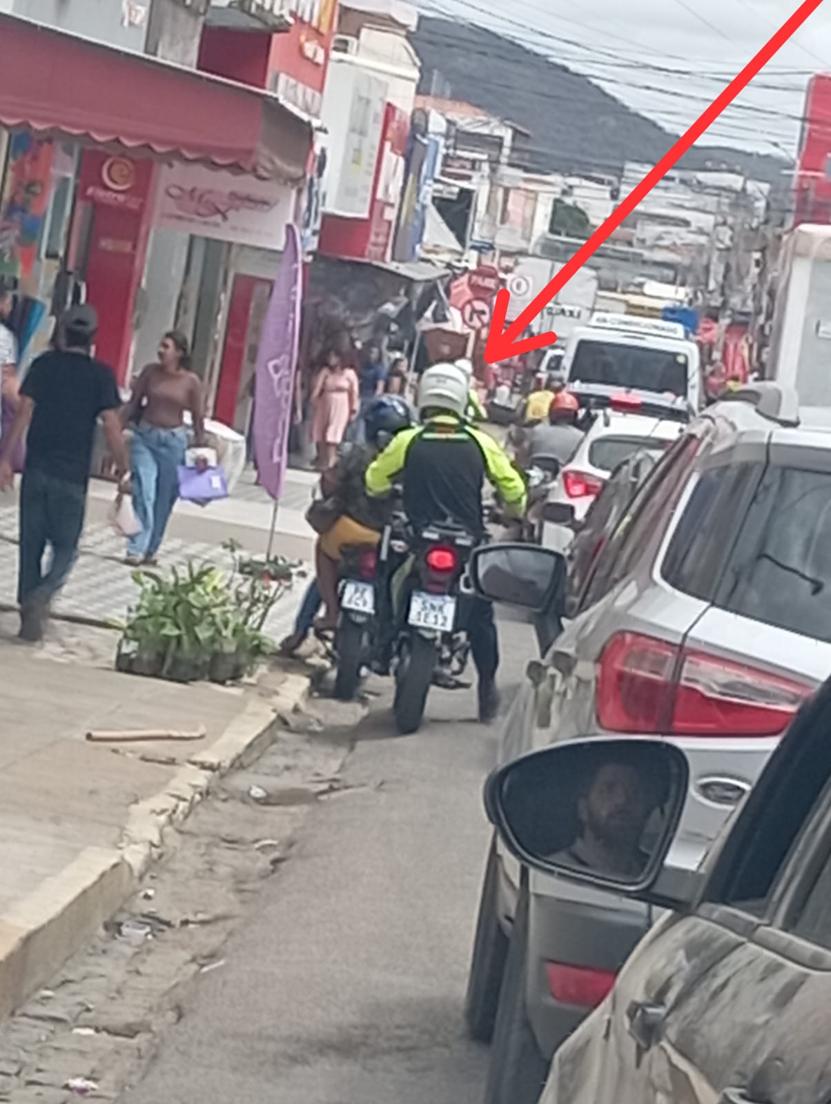 Agente da STTrans é flagrado pilotando na calçada no Centro de ST