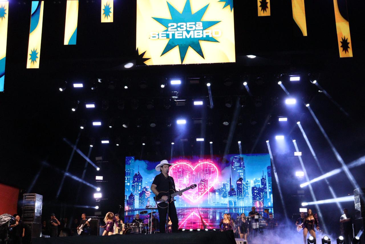 Léo Santana e Vicente Nery agitaram 1ª noite do Polo Nacional em ST